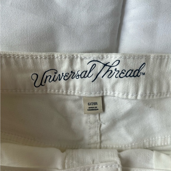 White universal threads shorts - Picture 2 of 3